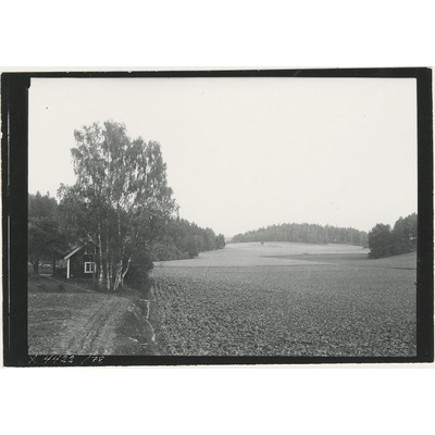 SLM X4422-78 - Landskap med stuga vid Mälby