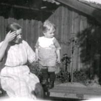 SLM M028610 - Karl-Axel Lundberg med mor Olga.