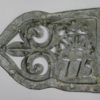 SLM 527 - Vindflöjel, genombruten med heraldisk lilja daterad 1775, från Stigtomta kyrka