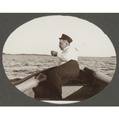 SLM P09-1489 - Artur Lundqvist i fören på en roddbåt