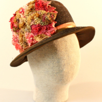 SLM 11392 1 - Hatt av flätat strå, prydd med sidenband och blombukett av tyg, 1910-tal