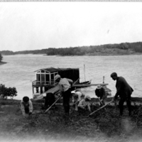 SLM P09-1308 - Arbete med köksträdgården nedanför Gamla Gästgivaregården, Gamla Oxelösund, tidigt 1900-tal