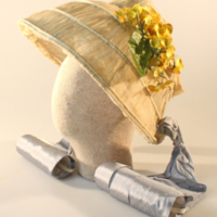 SLM 11392 2 - Hatt, bahytt av vit tyll prydd med tygblommor