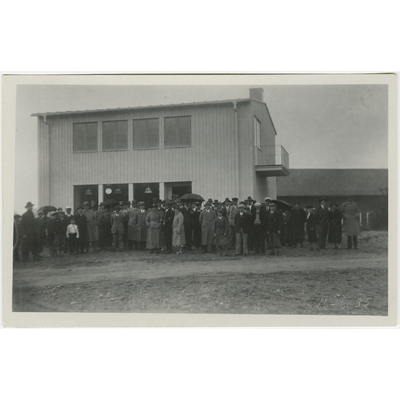 SLM P2022-0730 - Folksamling framför byggnad, 1935