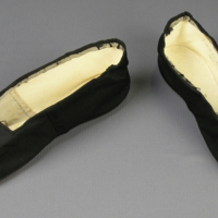 SLM 21469 1 - Drottning Desirées skor av svart siden