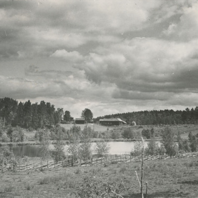 SLM X3145-78 - Sättra, gården sedd från sydväst, Ålsjön i förgrunden