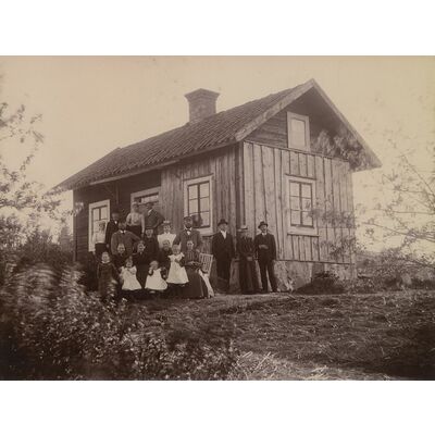SLM P2021-0154 - Familjen Ohlsson i Björnlunda år 1884