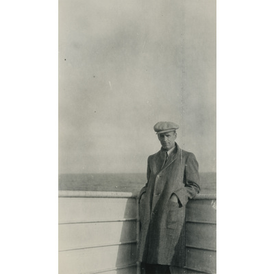 SLM P2022-1208 - Einar Höglund vid relingen på ett fartyg, 1920-tal