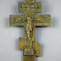 SLM 15080 - Krucifix, litet kors av mässing med figurframställningar, ryskt ursprung