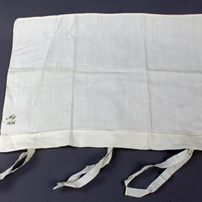 SLM 28695 - Örngott för barn av vitt linne, dekorerad med broderier märkt 