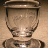 SLM 28195 - Liten vas på fot, av glas, med graverad dekor av krokusblommor