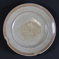 SLM 22160 - Tallrik, assiett av vitt porslin med brun- och lila rand längs brämet, Rörstrand