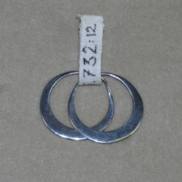 SLM 35732 12 - Örhängen av silver, runda och platta, 1980-tal
