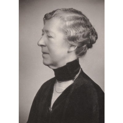 SLM P2018-0356 - Porträtt och dödsrunor rörande lärarinnan Sigrid Björklund (1866-1948)