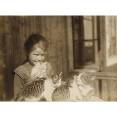 SLM P07-362 - Ragnhild Liljekvist med fyra katter, Björktorp på 1930-talet