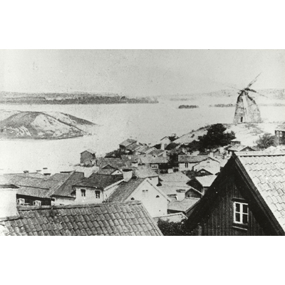 SLM SEM_B246-12R - Vy över Kvarnbackens bebyggelse och Visholmens kullar i Strängnäs