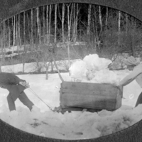 SLM P09-1572 - Man och kvinna drar kälke full med is och snö, kanske till isdösen