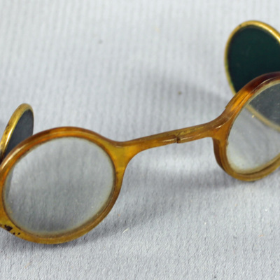 SLM 868 - Glasögon med bågar av horn och dubbla glas, två gröna