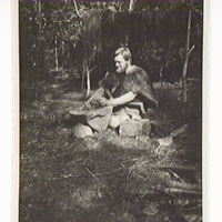 SLM M008795 - Daniel Smedberg gör en kruka, stenåldersexperimentet år 1918