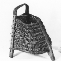 SLM 1341 - fiskkorg flätad av envidjor, tre ben och handtag, från Gåsinge socken
