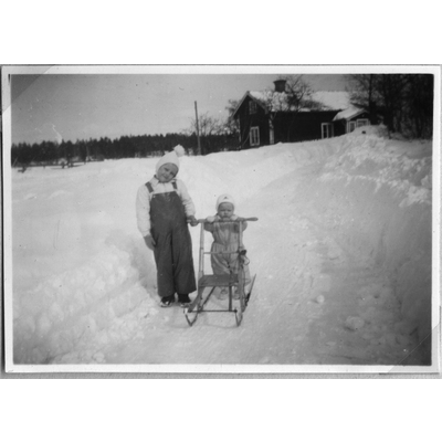 SLM P2021-0355 - Maud och Hans Lindberg i snön vid Tibble i Skultuna 1950-51