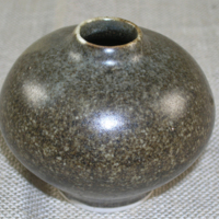 SLM 28107 - Vas keramik, brunflammig glasyr, signerad 