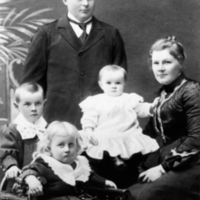SLM P04-32 - Maria och Carl Ahlstrand med barnen Mauritz, Folke och Maj-Sofi, 1903 eller 1904.