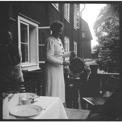 SLM X1932-80 - Kvinna på veranda