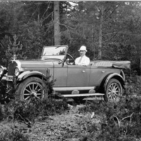 SLM P07-2525 - Axel Eriksson med sin Oldsmobil, Askersund på 1930-talet
