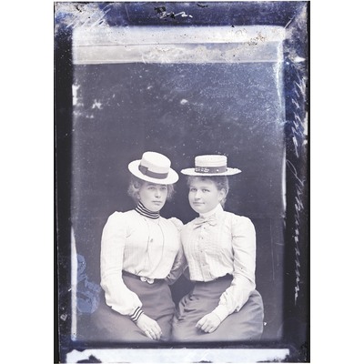 SLM X272-76 - Porträtt på två kvinnor, Hertha Johansson, 1902