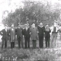 SLM X1953-78 - En grupp män vid en sjö