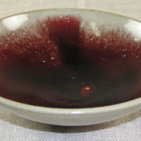 SLM 28102 - Skål av keramik, vinröd/grå glasyr, signerad: 