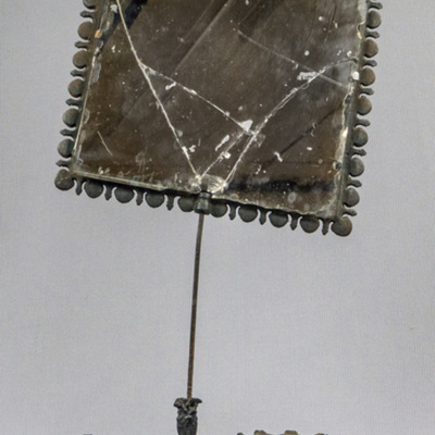 SLM 15670 1-2 - Spegel av gjutjärn, monterad på fot