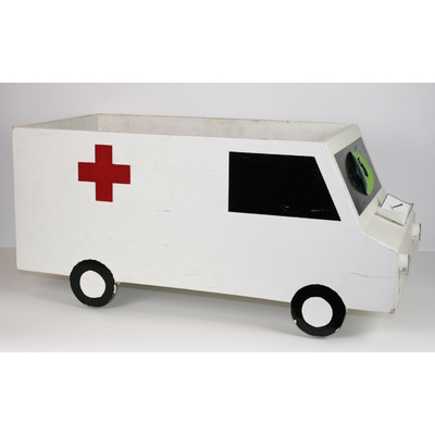 SLM 58473 - Ambulans, leksak av trä tillverkad vid Sundby sjukhus, Strängnäs