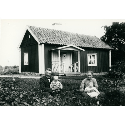 SLM SEM_Dg1807 - Familjen Carl Ekström vid Fagerhult, dagsverkstorp under Näsbyholm.