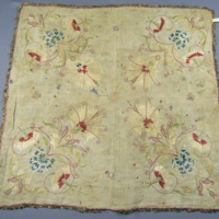 SLM 29382 - Kalkduk av linne med blomsterbroderier, möjligen 1600-tal