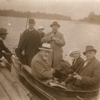 SLM P12-650 - Hanna och Sven Palme med besökare i båten på Ånga gård