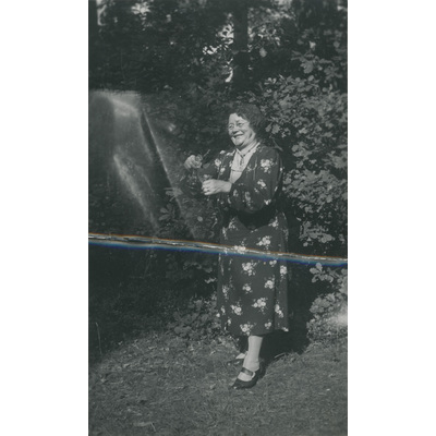 SLM P2022-1439 - Porträtt på en kvinna i klänning