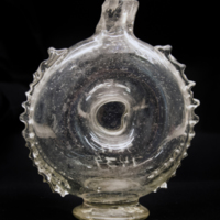 SLM 1434 - Brännvinsflaska, så kallad kransflaska, av glas, Skräddarstugan i Tunaberg