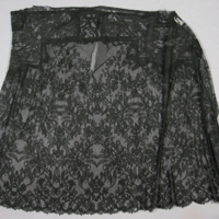 SLM 22075 - Dräktdel, del av kjol tillverkad av svart mönstrad spets