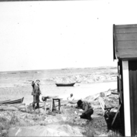 SLM P09-1700 - Källskären, Oxelösund, män i arbete utanför fiskebodarna, tidigt 1900-tal