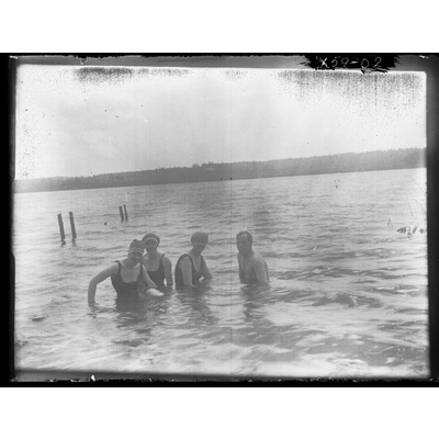 SLM X59-02 - Fyra personer som badar