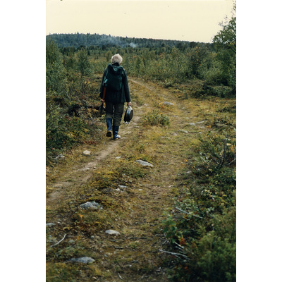 SLM HE-I-19 - Axel Edhager går på Tobaksvägen, Lannavaara, 1985