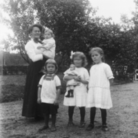 SLM X10-129 - Kvinna med fyra barn