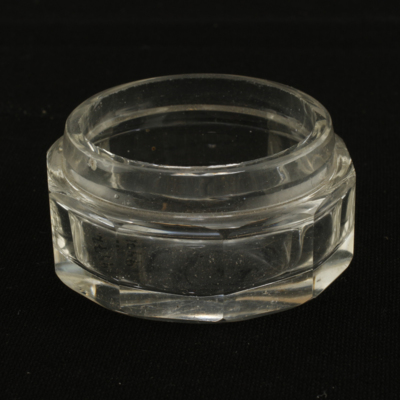 SLM 9972 - Rund ask av glas