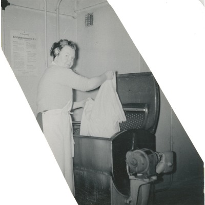 SLM P2022-0332 - Eivor Gemzell tvättar, 1950-tal