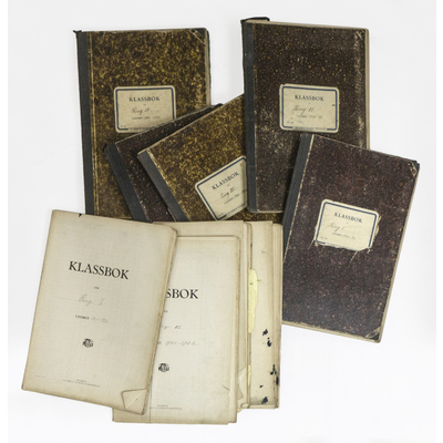 SLM 59448 1-9 - Klassböcker för Strängnäs läroverks gymnasium, ring I-IV från åren 1921-1925