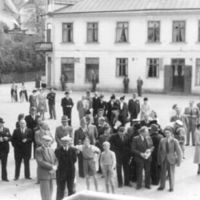 SLM M024427 - Hembygdens dag i Mariefred 1947, publik på torget lyssnar på pojkorkester
