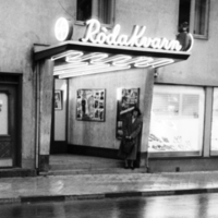 SLM OH0301-14 - En kvinna står och väntar utanför biografen Röda Kvarn i Nyköping