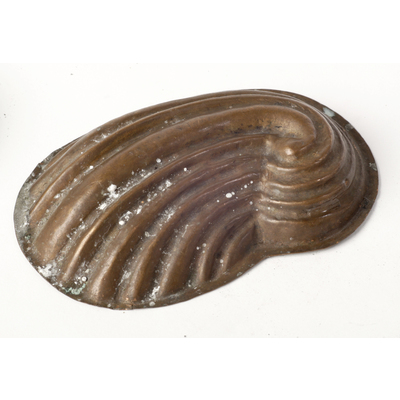 SLM 1723 - Bakelseform av koppar i form av svängd mussla, 10,4 cm, från Nyköping